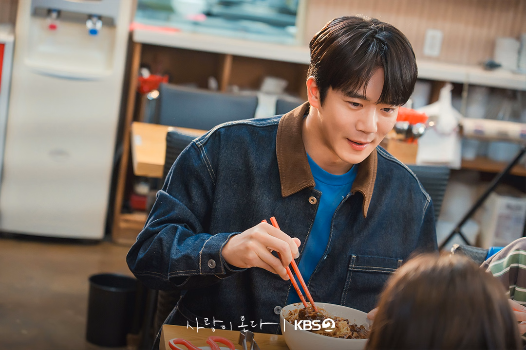 Kim Moo Jin and Han Gyu Rim enjoy a quiet moment together