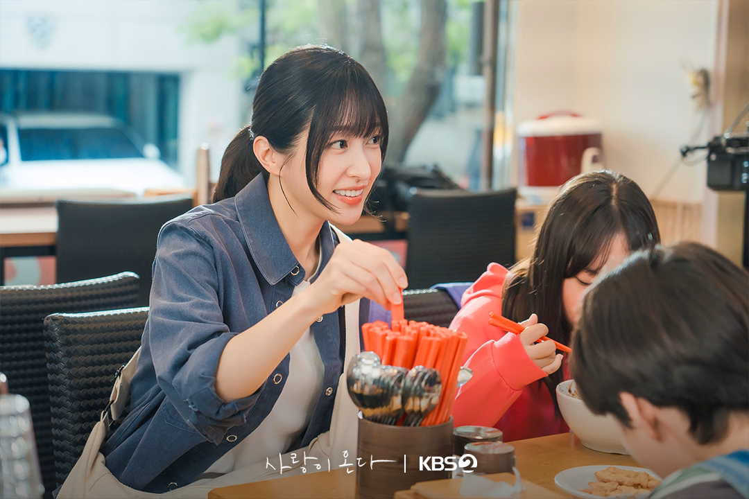 Ha Seok Jin and Hani's characters share an intimate moment in Love on the Menu