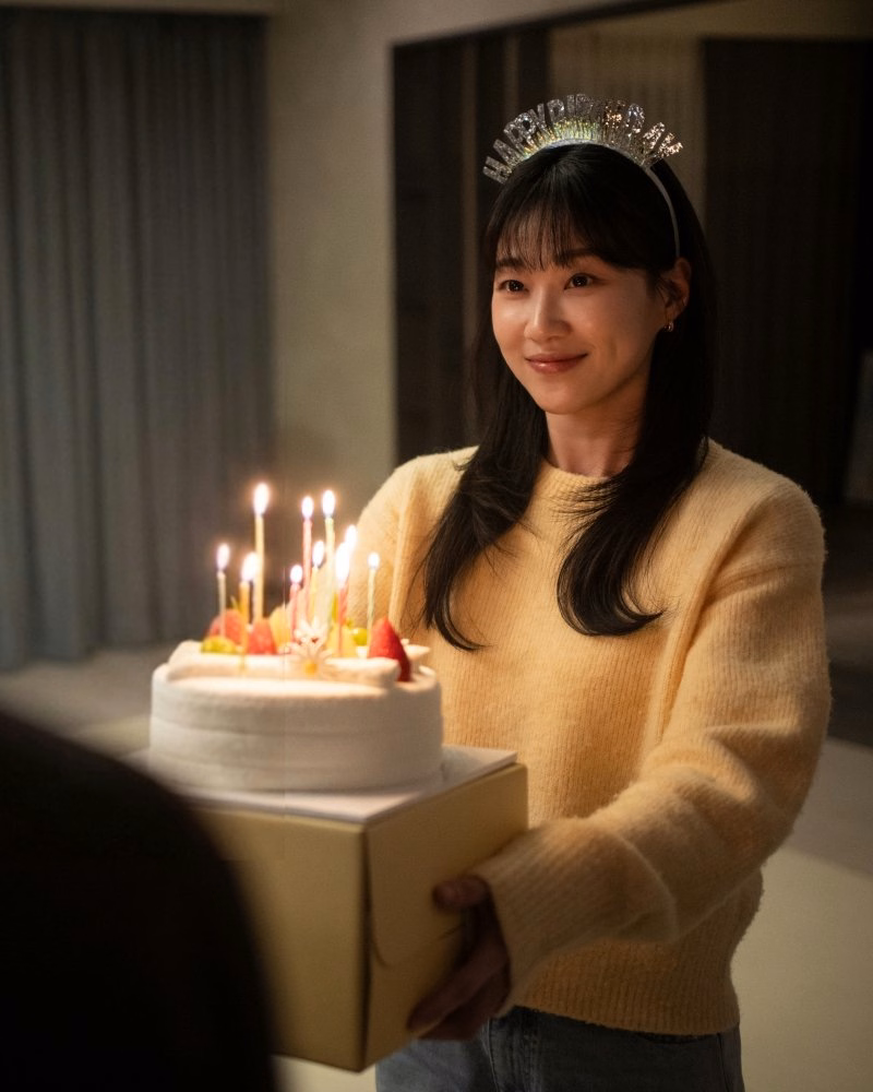 Ha Yun Kyung as Kang Ha Ri celebrates with the family