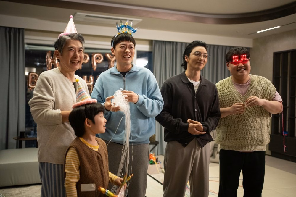 Ji Sung as Park Hae Kang in The Apartment Job