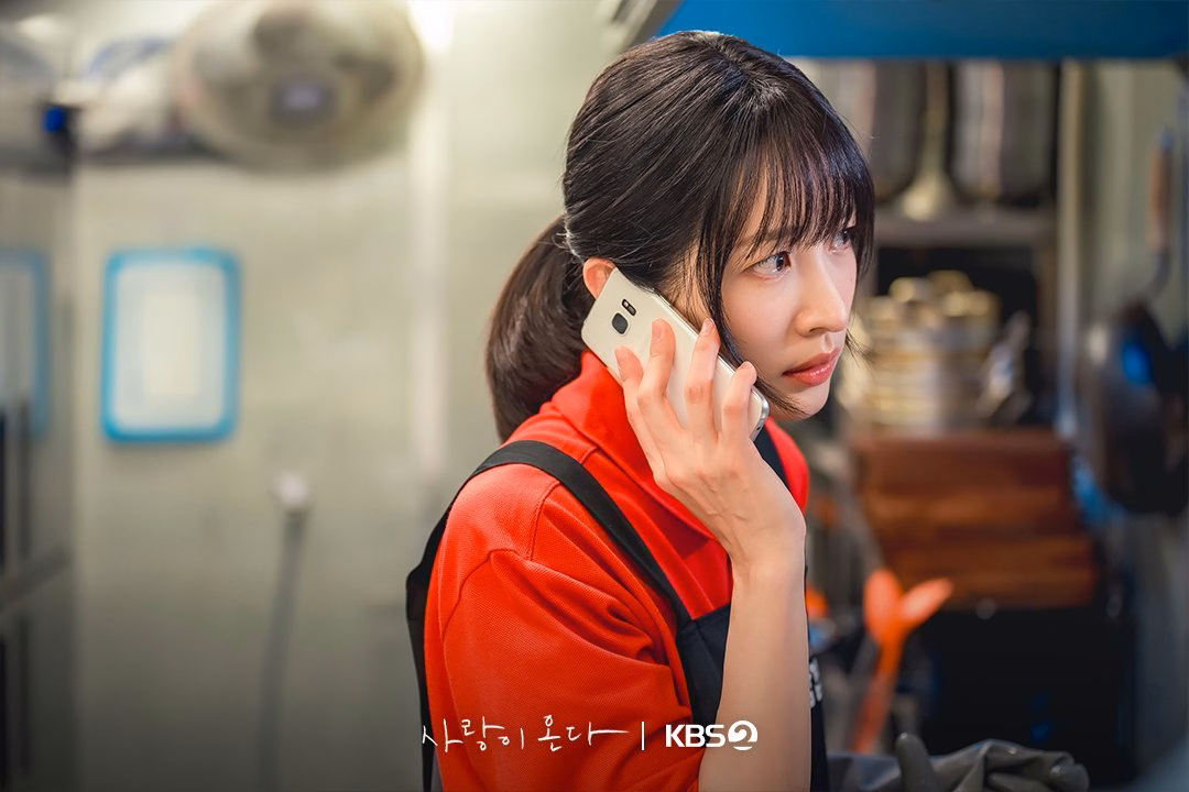 Hani as Han Gyu Rim receiving troubling news