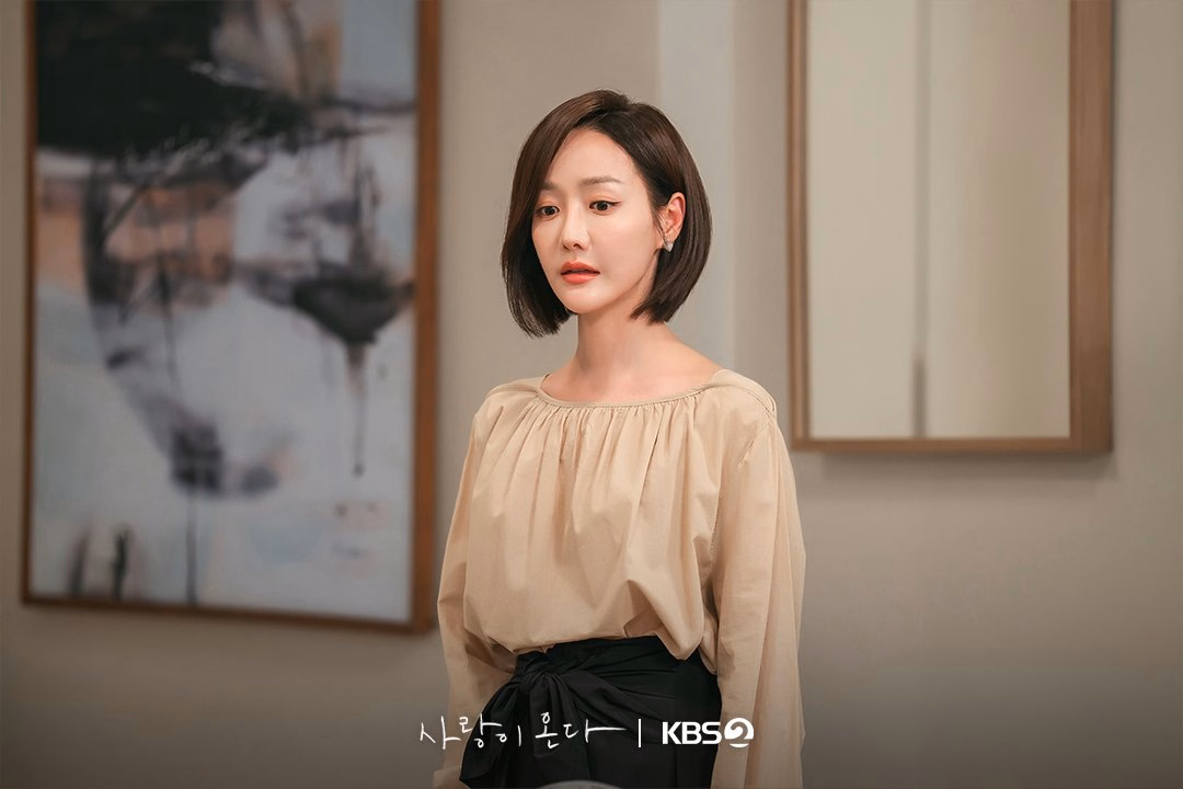 Mi Ram as Kim Yoon Jin showing concern for her brother