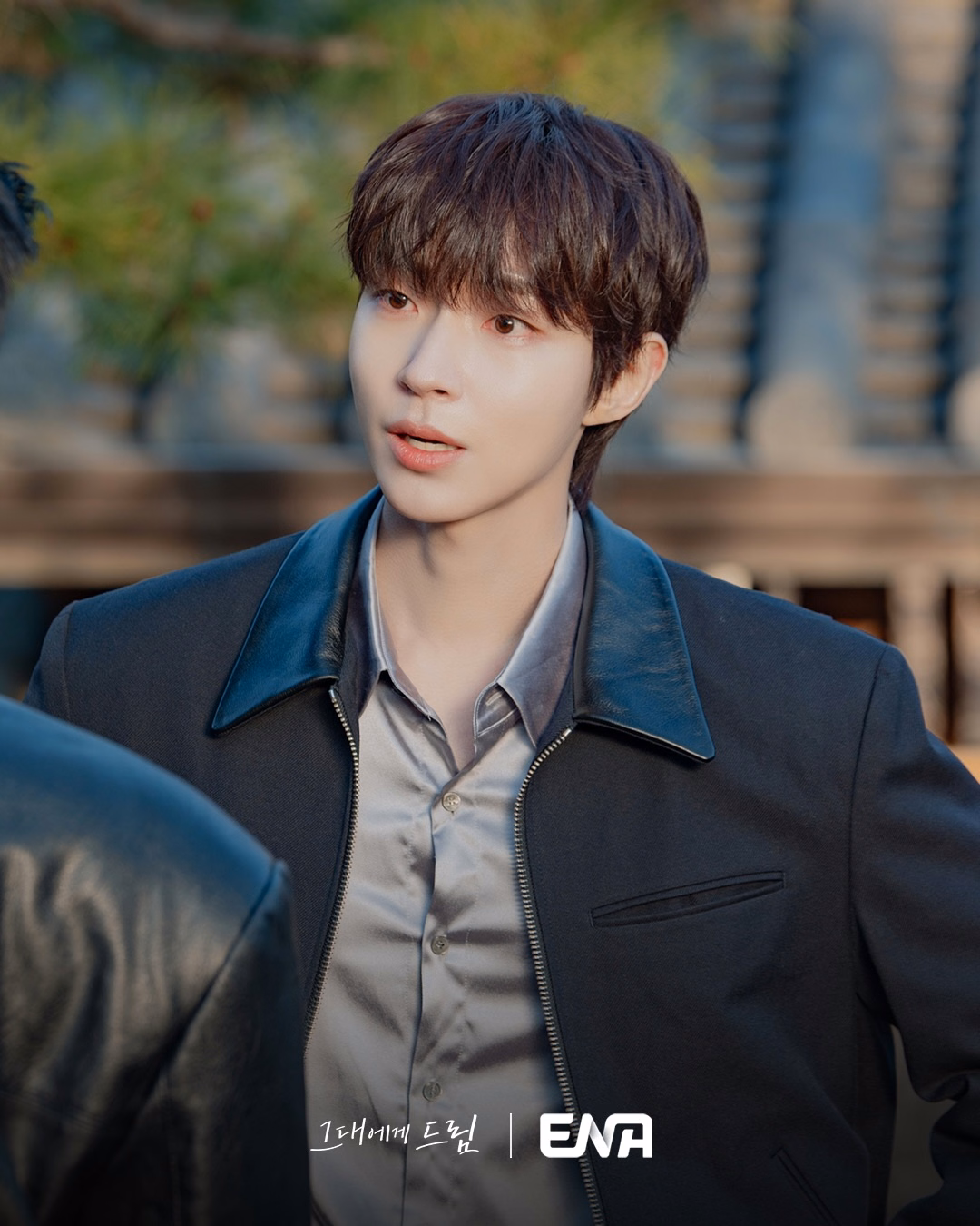 Woo Soo Bin and Shim Yoo Gun in tense conversation