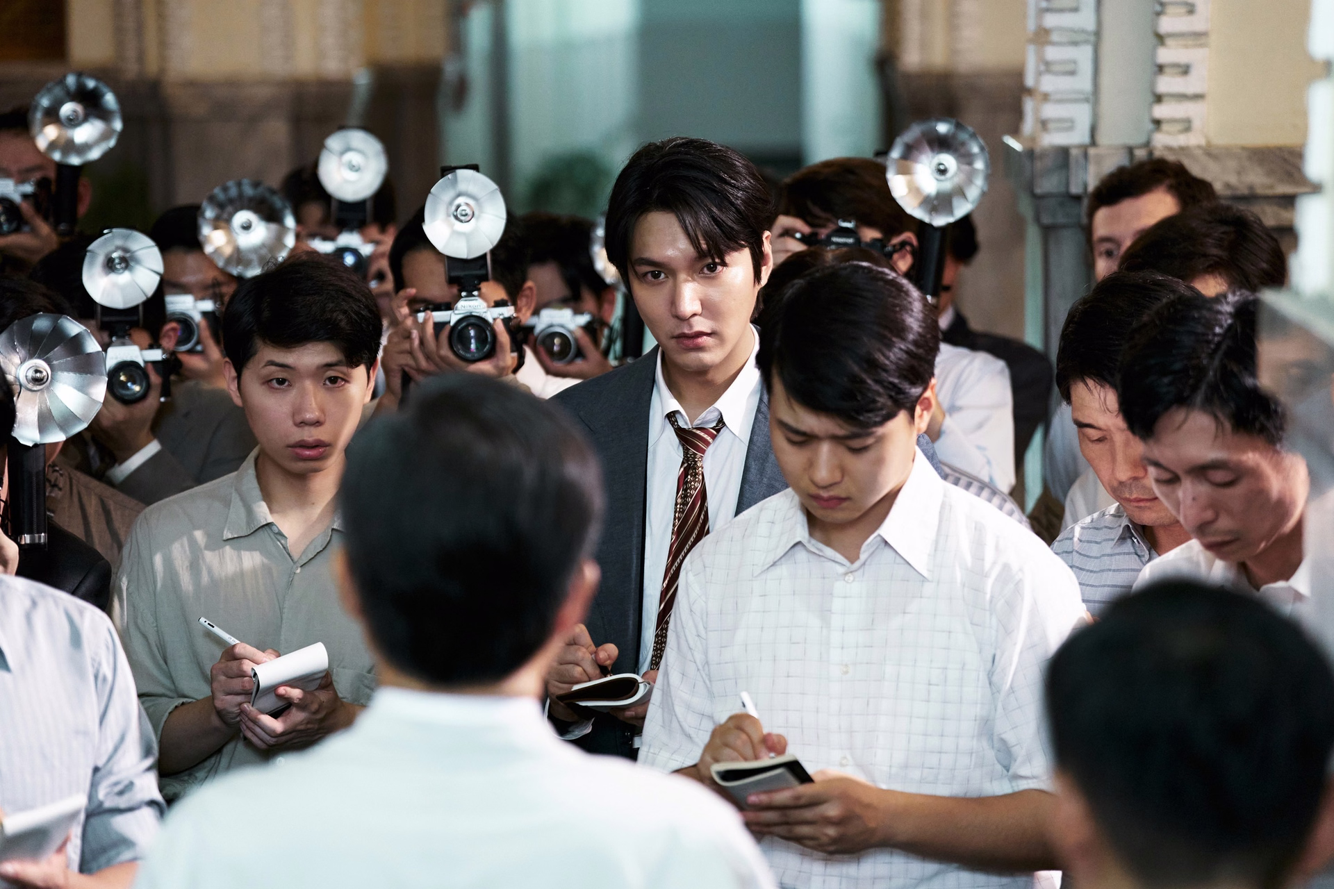 Lee Min Ho investigating clues as journalist Young Il in Assassins