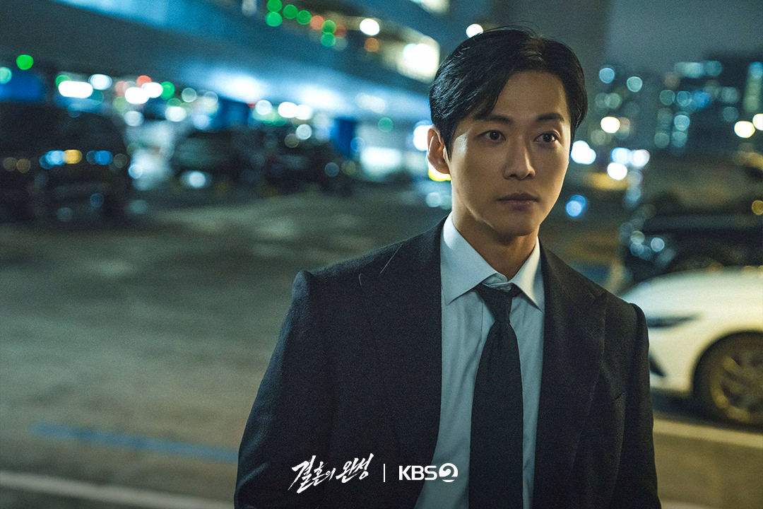 Namkoong Min as Kang Tae Joo in tense moment
