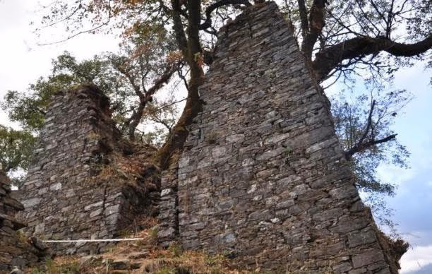 Detailed view of Obtsho Dzong's remaining structural elements