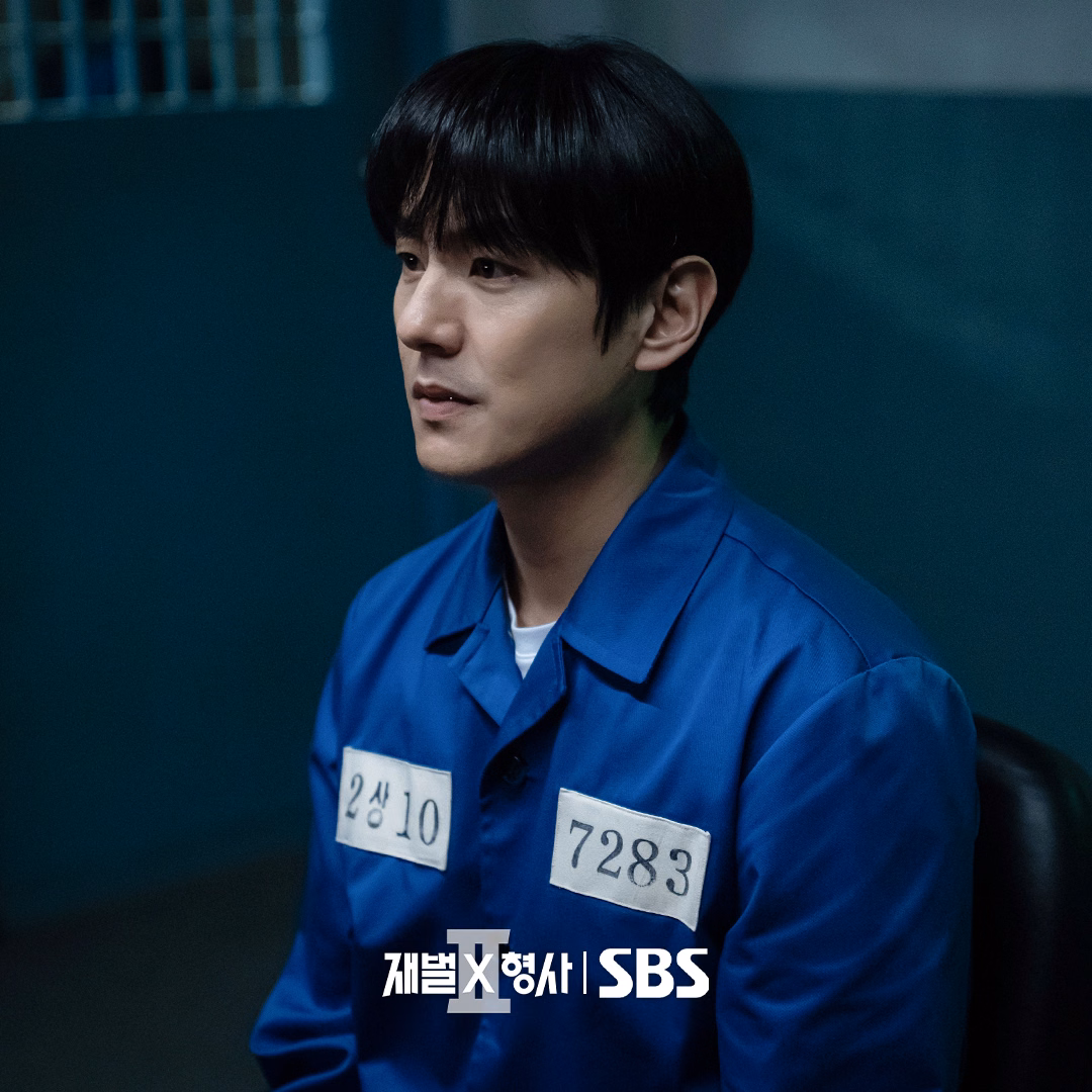 Kwak Si Yang's intense expression in prison scenes
