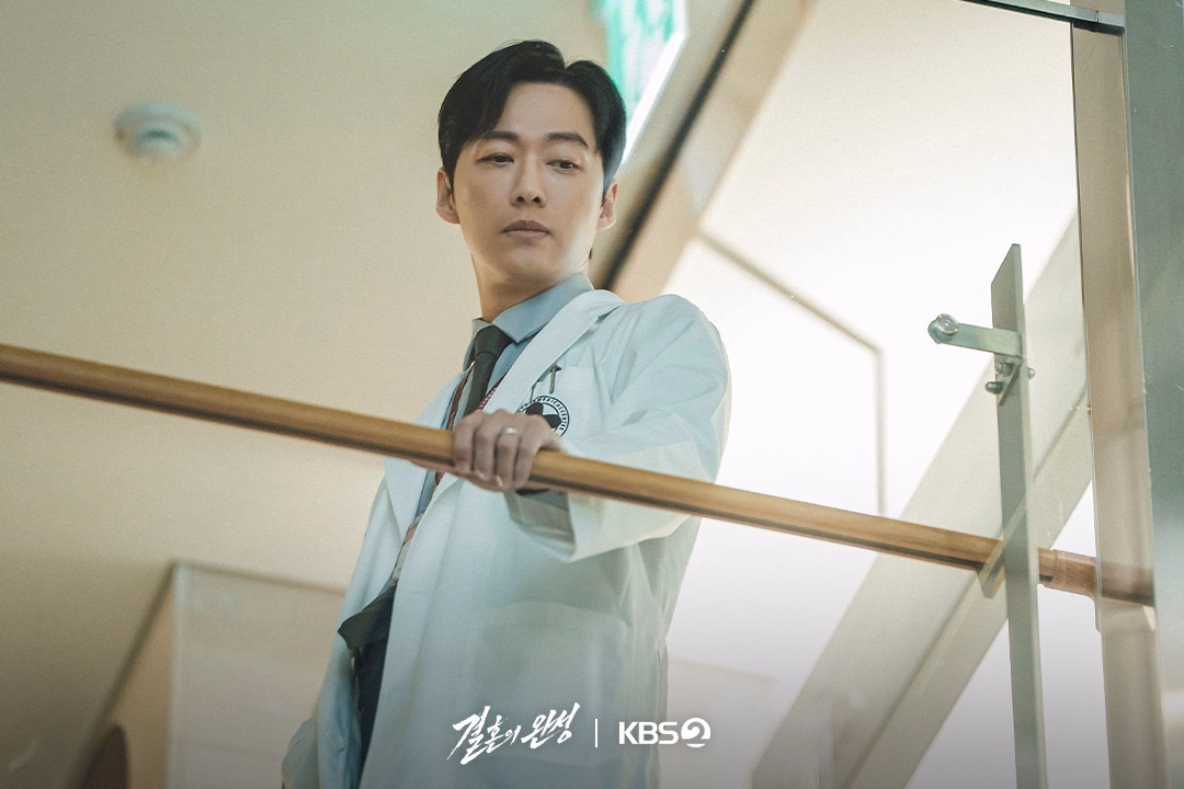 Cha Myung Hee confronting Choi Chi Woong in tense standoff scene