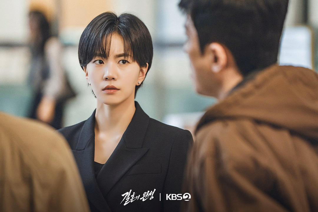 Kang Tae Joo observing police investigation from hospital second floor