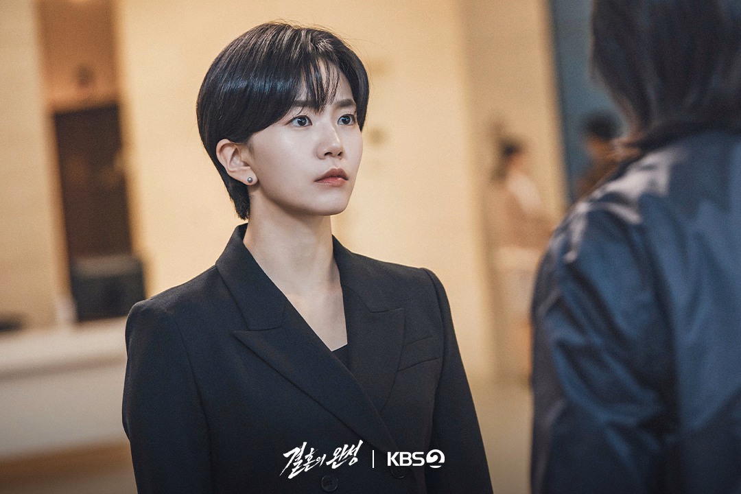 Lee Seol as Go Se Yoon speaking with police at We Together Hospital