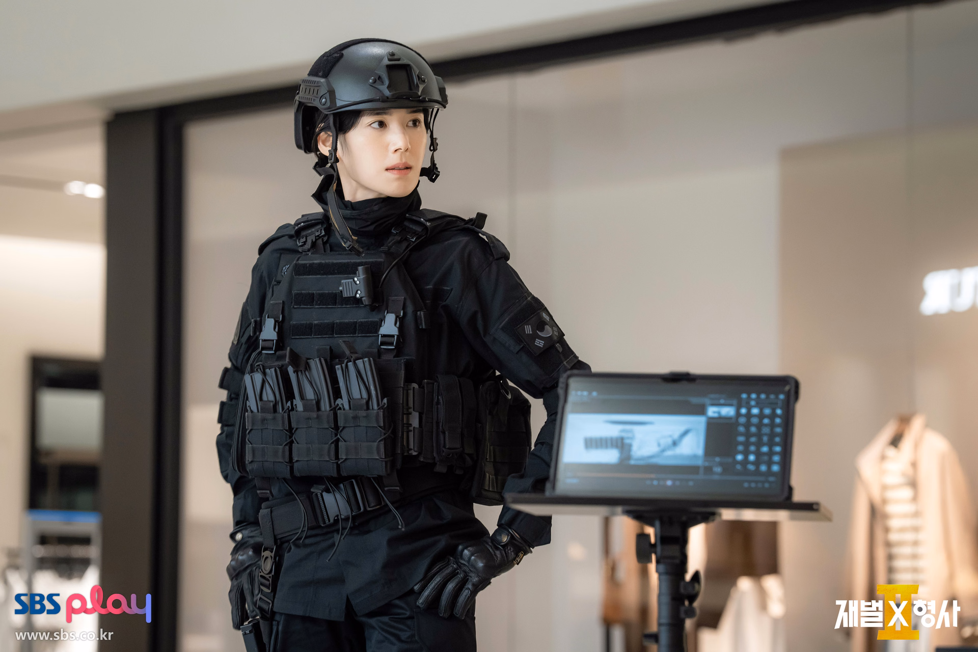 The tense moment as Jin Yi Soo remains frozen with the explosive device