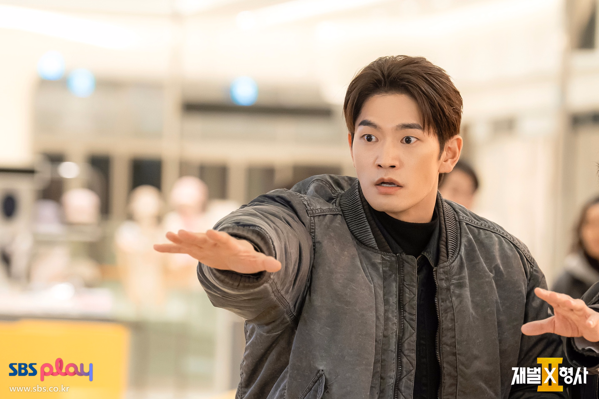 Jin Yi Soo discovering the suspicious object at the department store