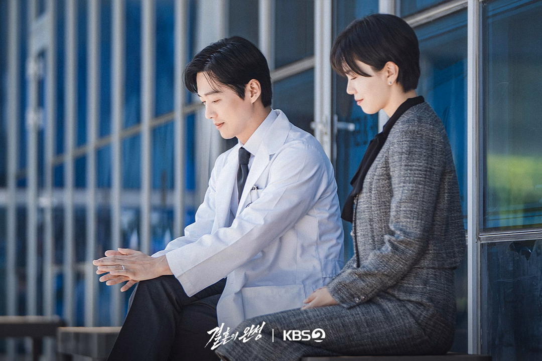 Kang Tae Joo sits beside Go Se Yoon in a moment of quiet solidarity