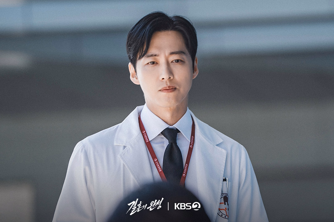 Namkoong Min and Lee Seol share a contemplative moment on a hospital bench in The Husband
