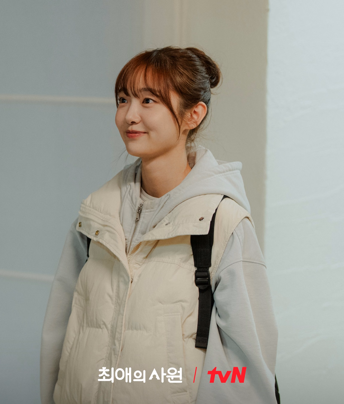 Kim Hye Jun's character receiving an invitation to her bias's home