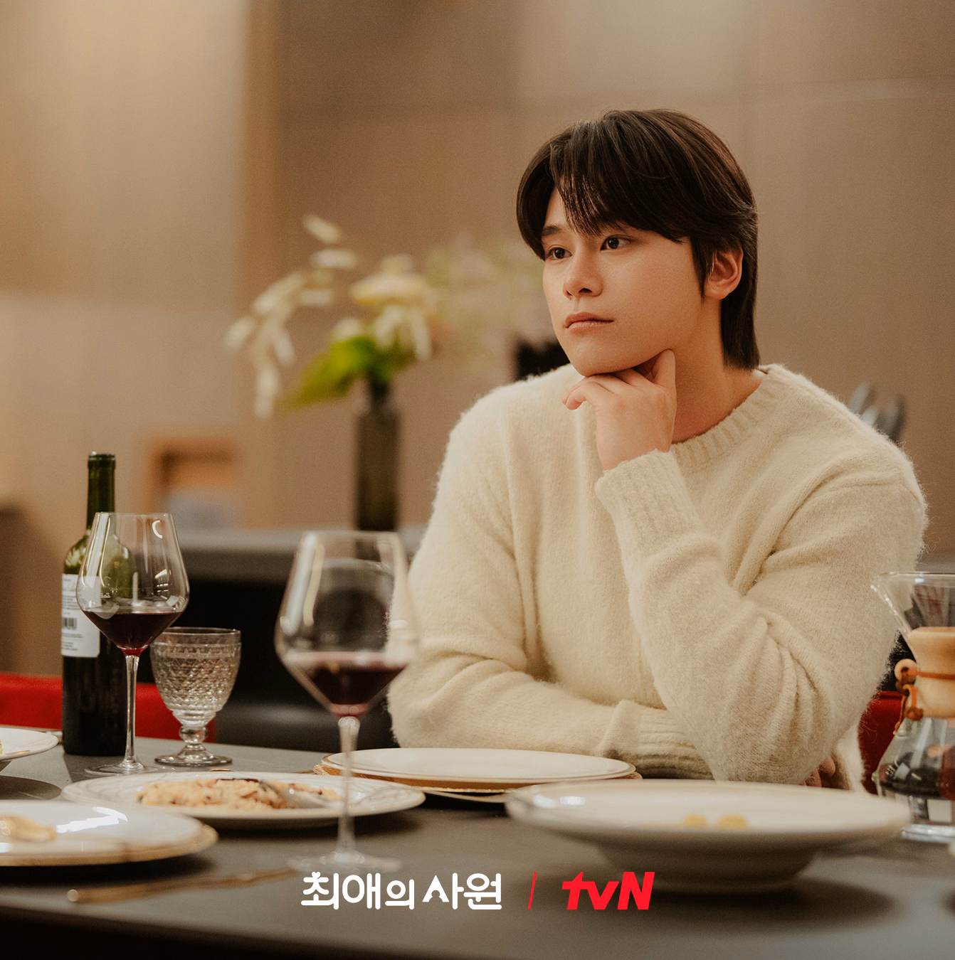 Lee Chan preparing a meal for Nam Da Reum in his home