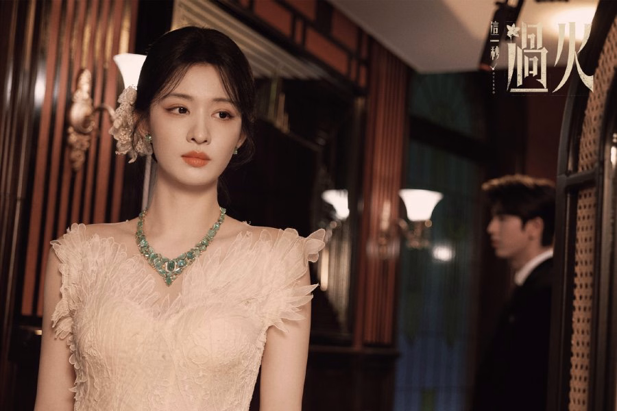 The electric tension between the leads