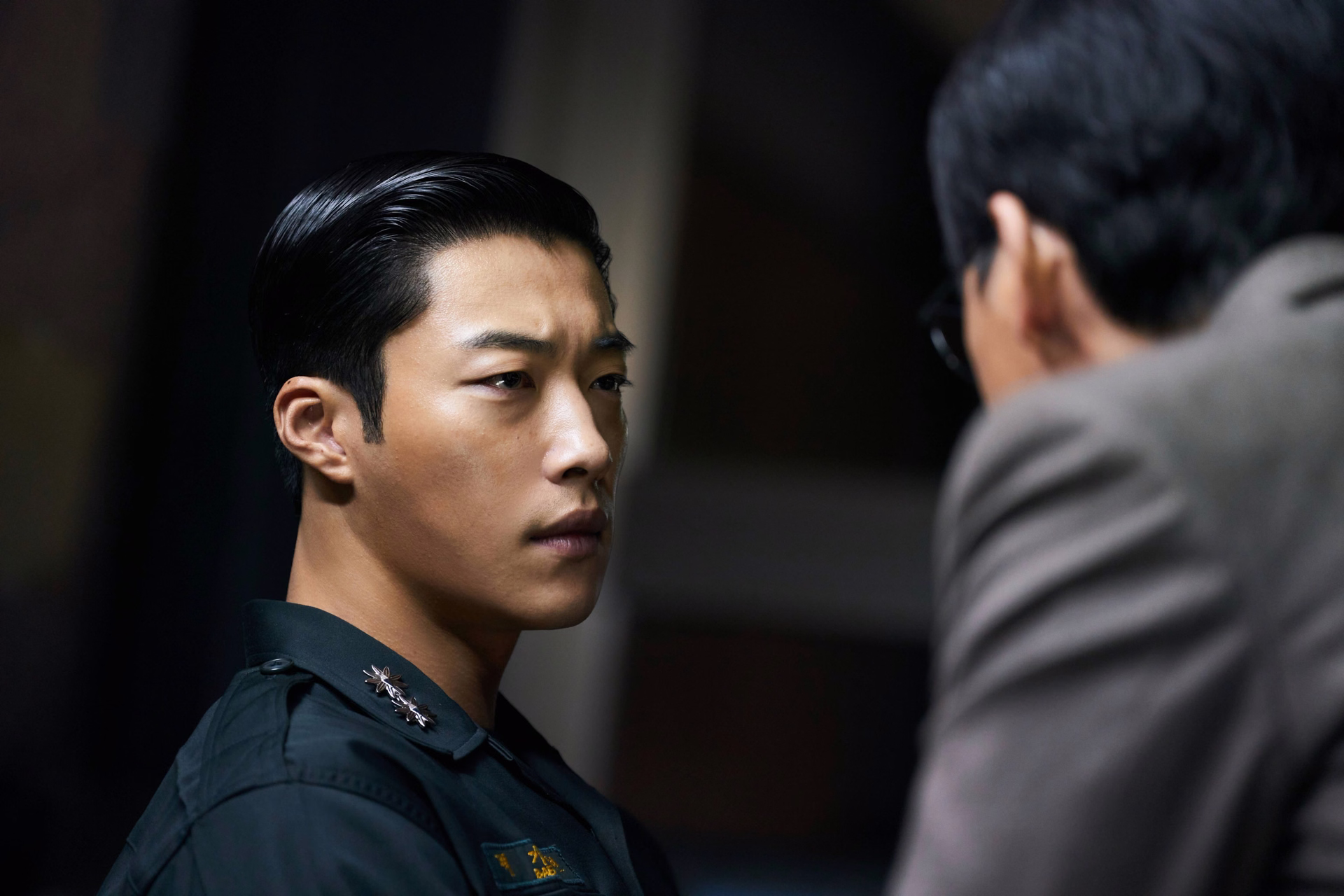 Baek Ki Hyun's cautious expression reveals his internal struggle