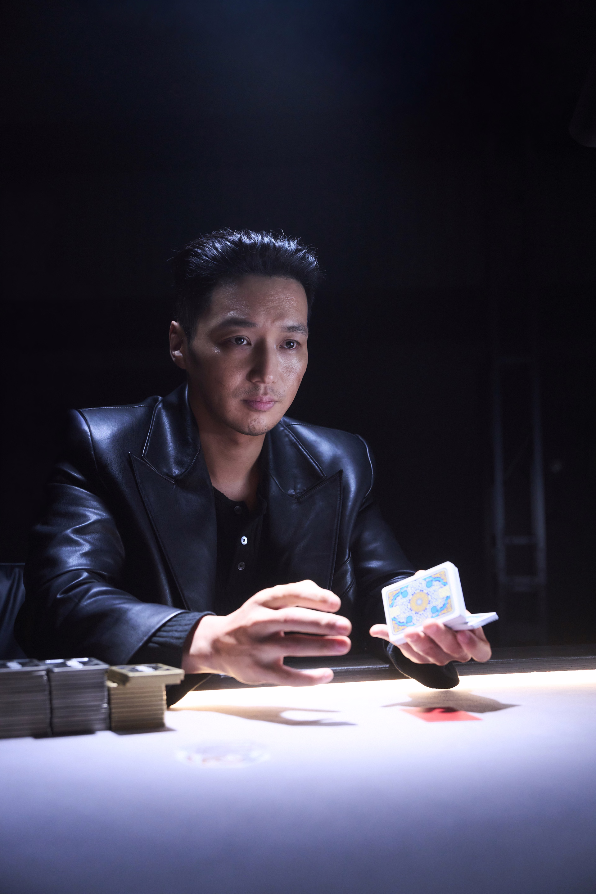 Byun Yo Han as Jang Tae Young in Tazza 4, showcasing the protagonist's intense gambling prowess
