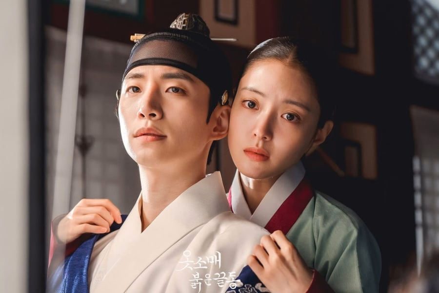 Lee Se Young and Lee Jun Ho in The Red Sleeve historical K-drama
