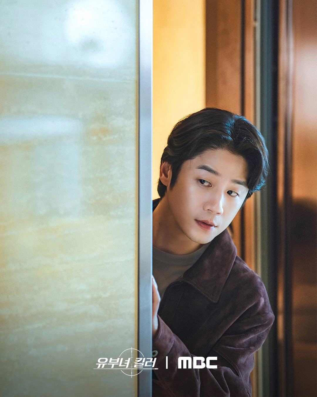 Kwon Tae Sung surrounded by security guards at the casino