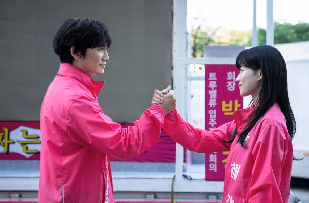 Kang Ha Ri firmly holds Park Hae Kang's hand in a gesture of solidarity
