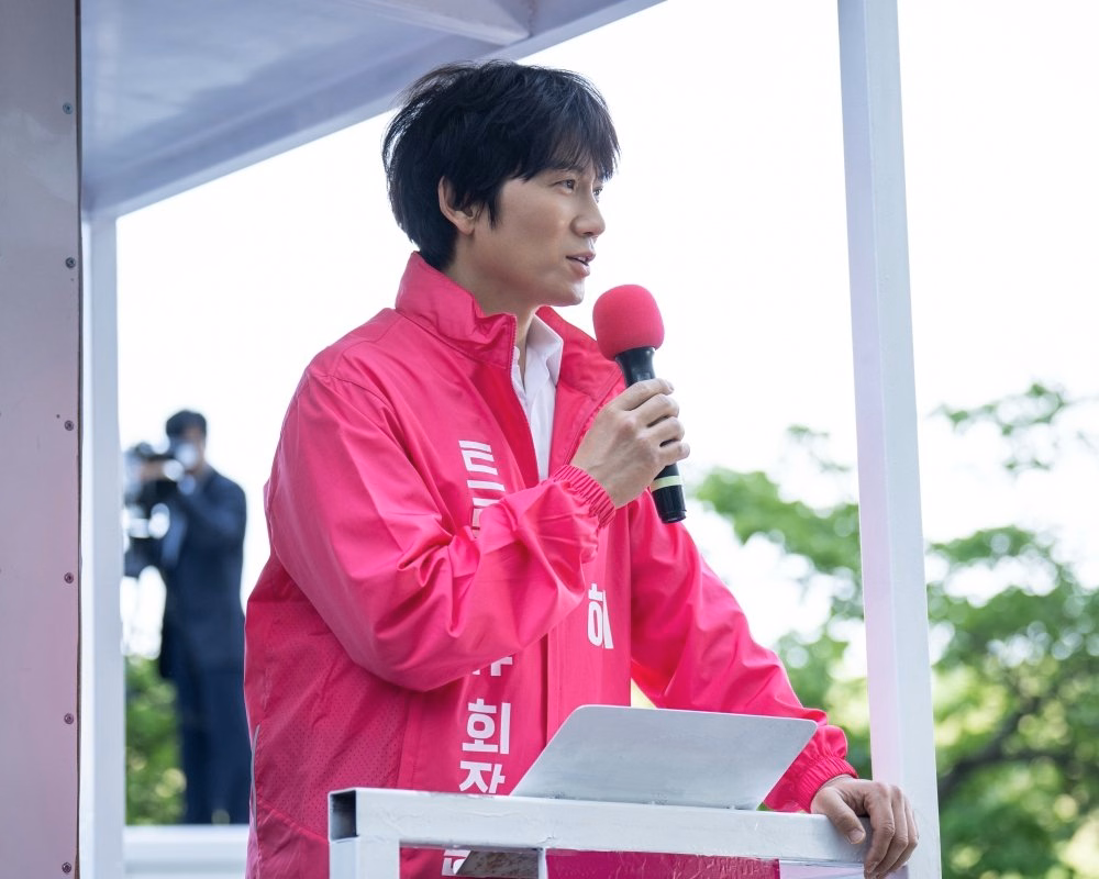 Park Hae Kang returns to the campaign truck in his iconic pink outfit