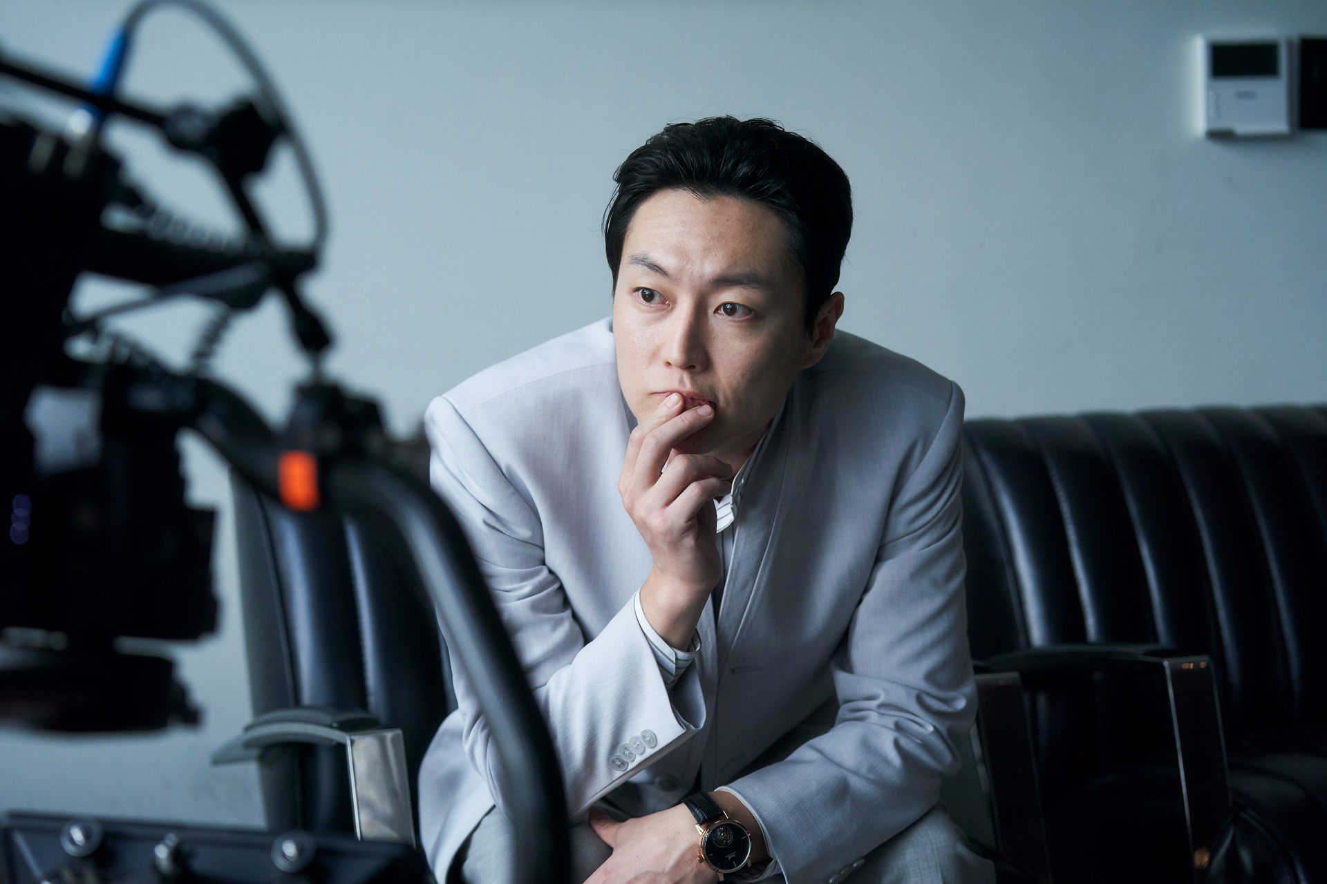 Roh Jae Won displaying the cold, calculating demeanor of Park Tae Young in a tense moment