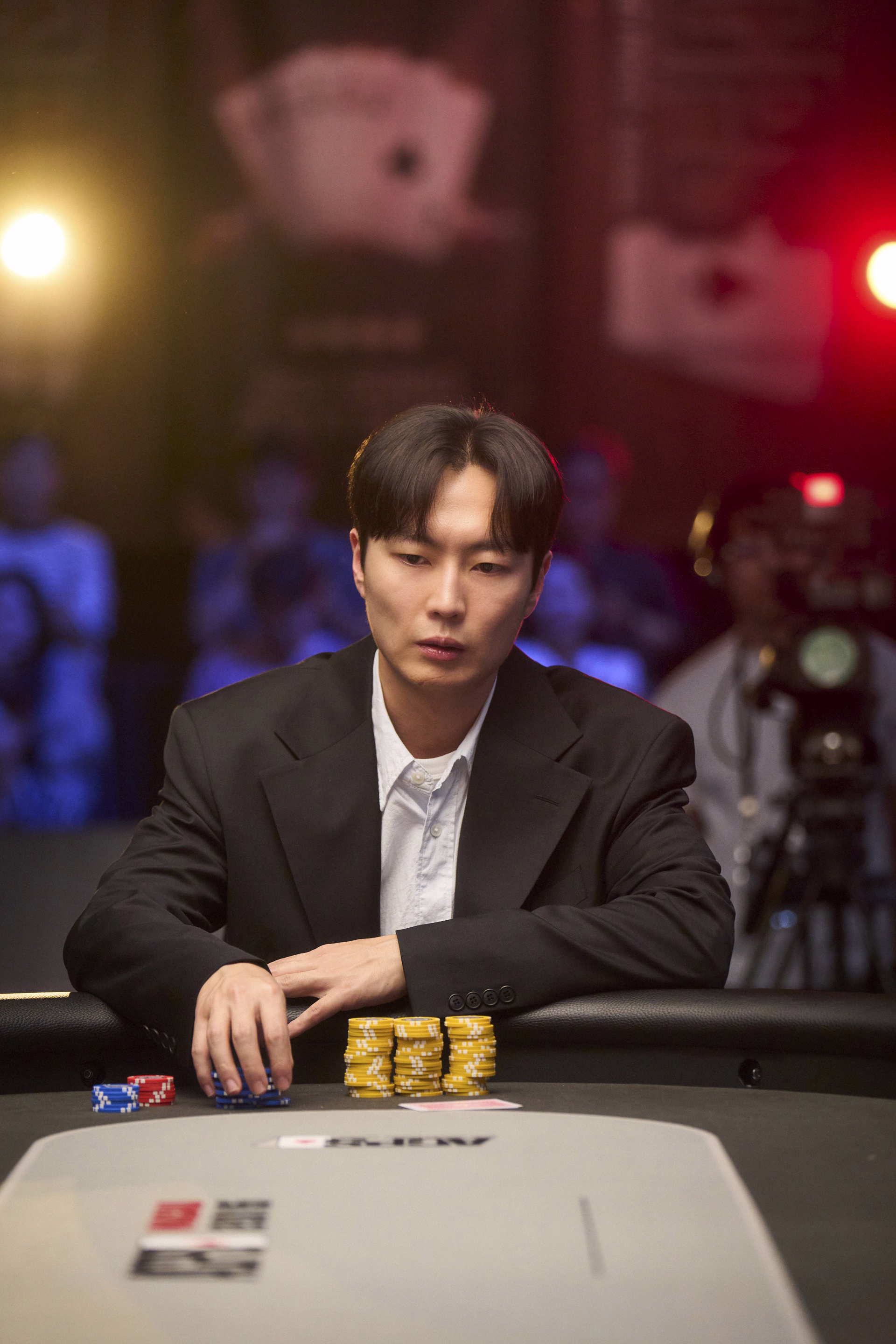 Roh Jae Won as Park Tae Young in Tazza 4, showing intense concentration during a crucial gambling scene