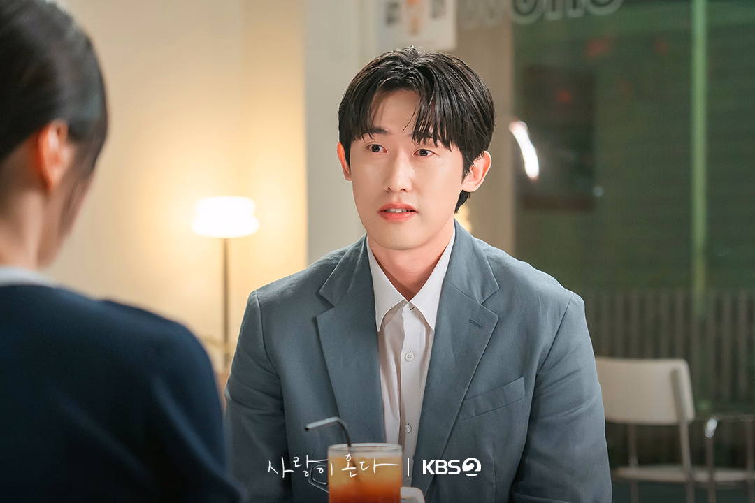 Min Jin Woong as Park Jung Woo investigating the mystery