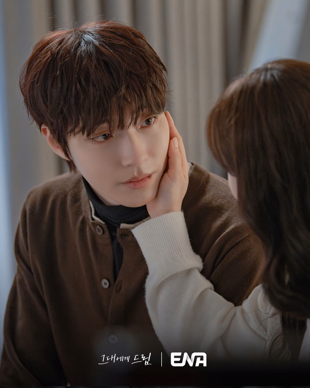 Baek Sung Chul and Lee Yul Eum share a romantic moment