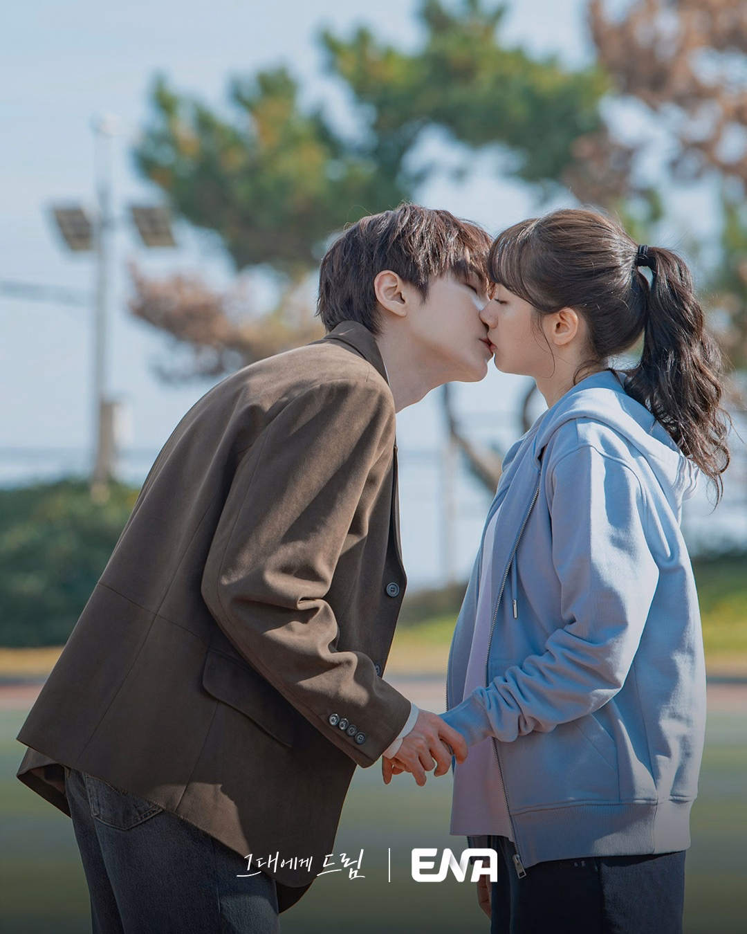 Emotional scene between the lead couple