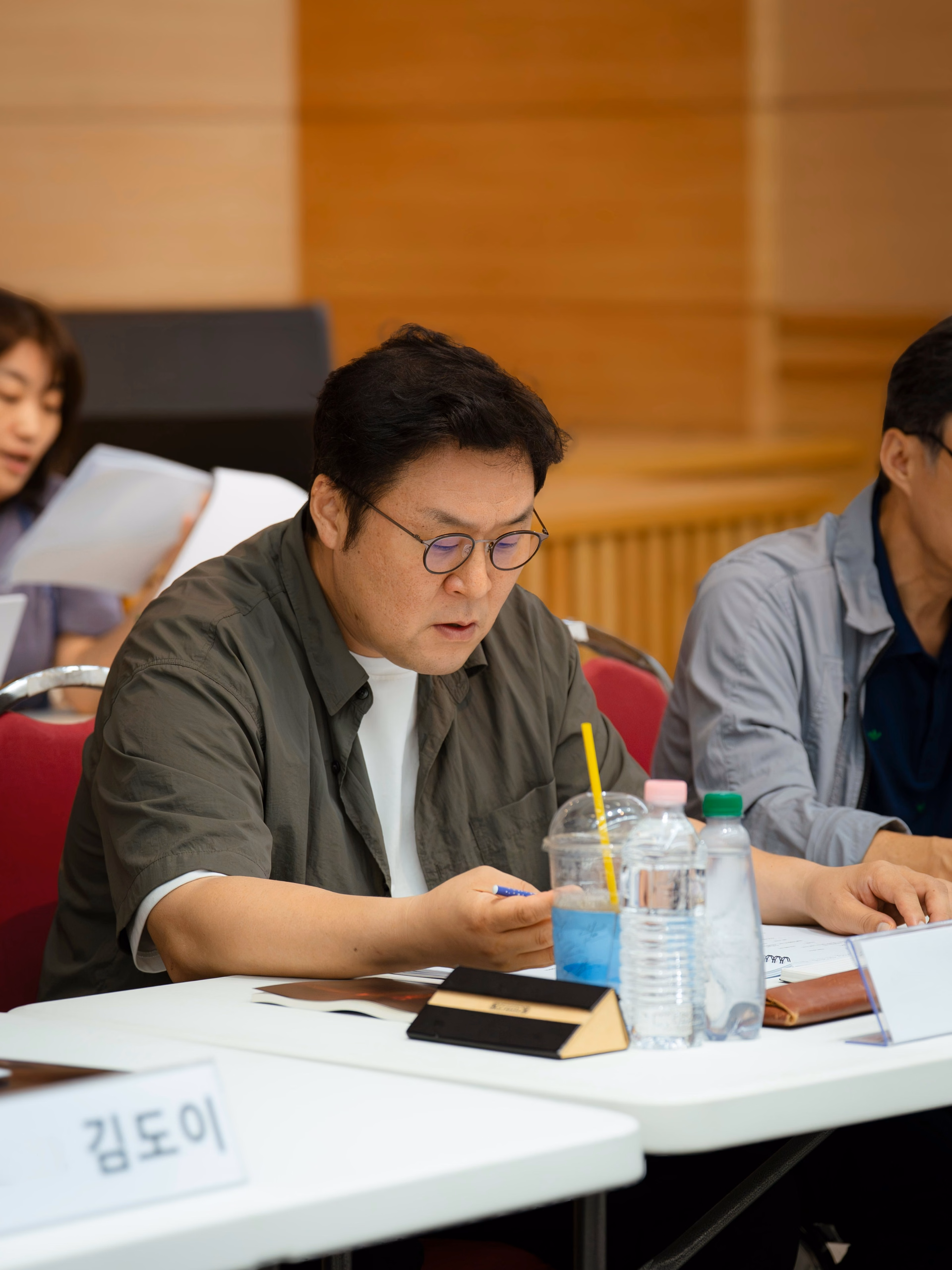 Yoon Kyung Ho as the smuggling broker character