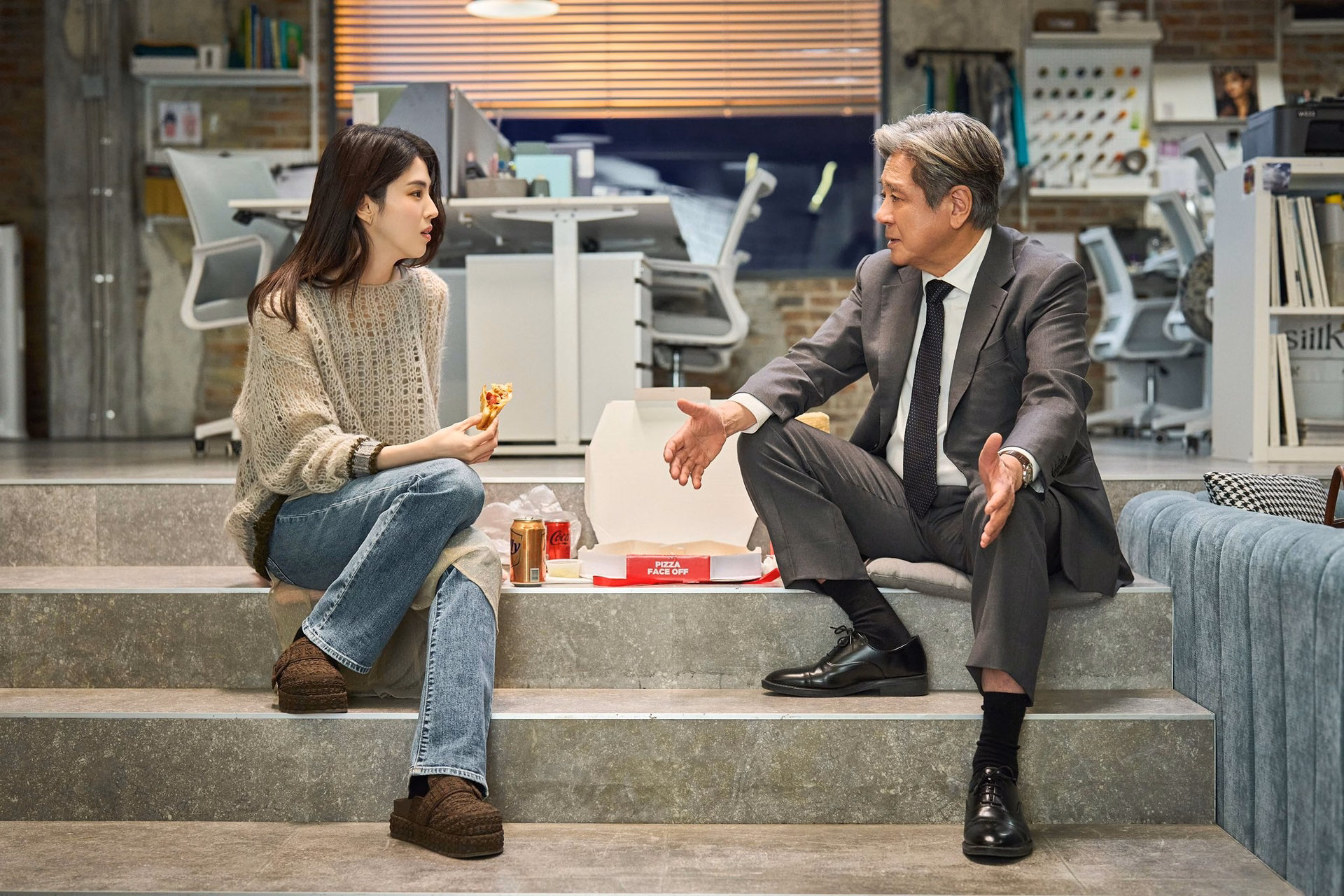 Sun Woo at a photo shoot with model Baek Ru Da in The Intern