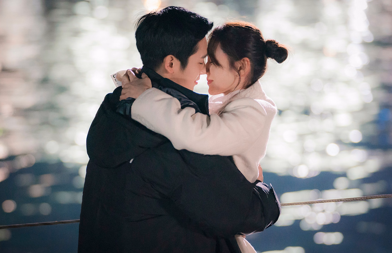 Son Ye Jin and Jung Hae In share an intimate moment in Something in the Rain