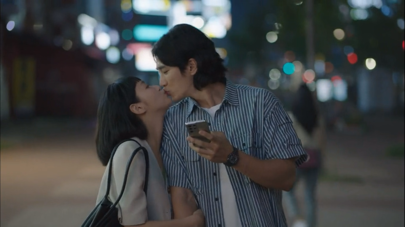 Kim Go Eun and Ahn Bo Hyun share a romantic moment in Yumi's Cells