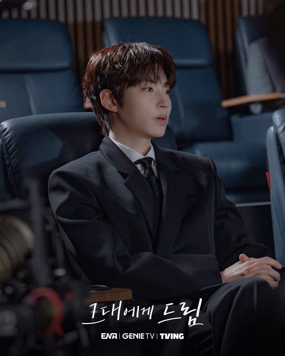 Hwang In Youp displays his characteristic charm on set