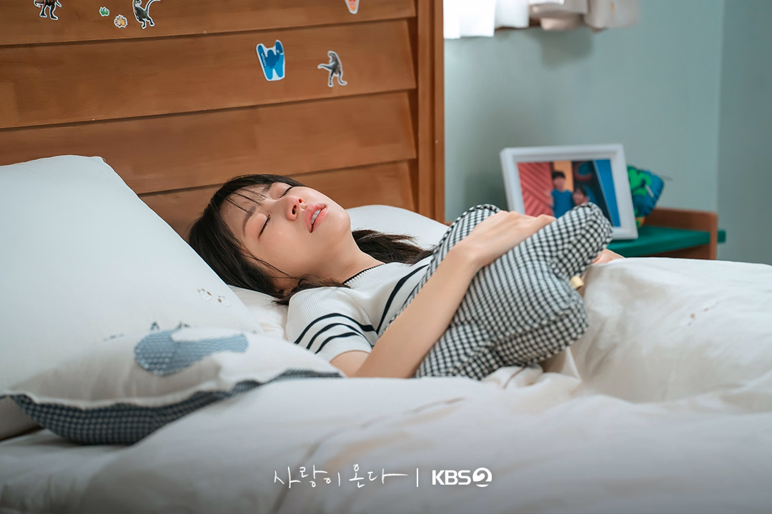 Supporting characters Han Gyu Young and Kim Yoon Jin share an important moment