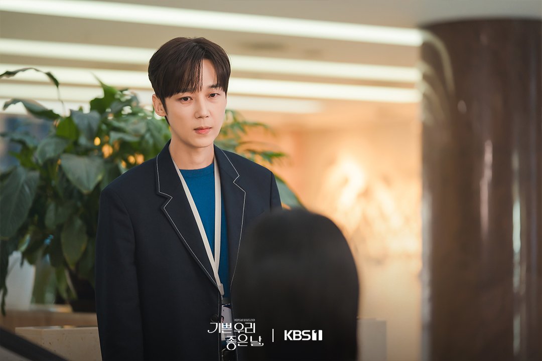 The iconic water splash scene creating waves