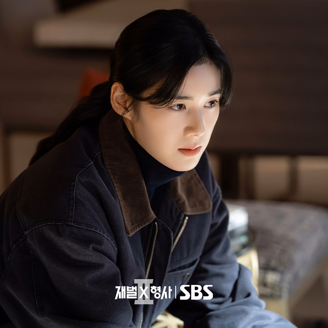 Jung Eun Chae as veteran detective Joo Hye Ra