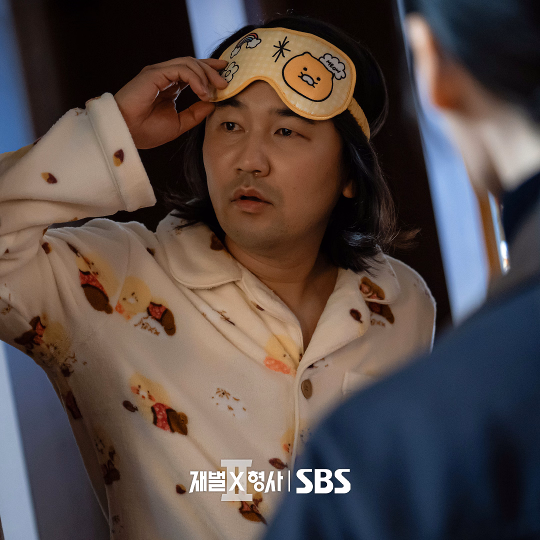 Lee Seok as Kang Choon Sik, the suspicious hotel guest