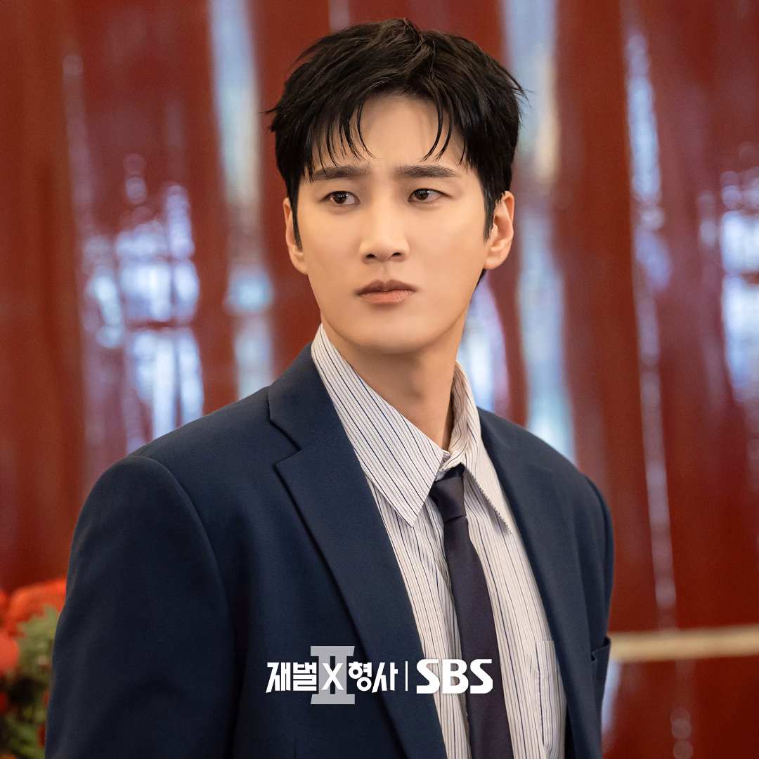 Ahn Bo Hyun as Jin Yi Soo investigating the crime scene