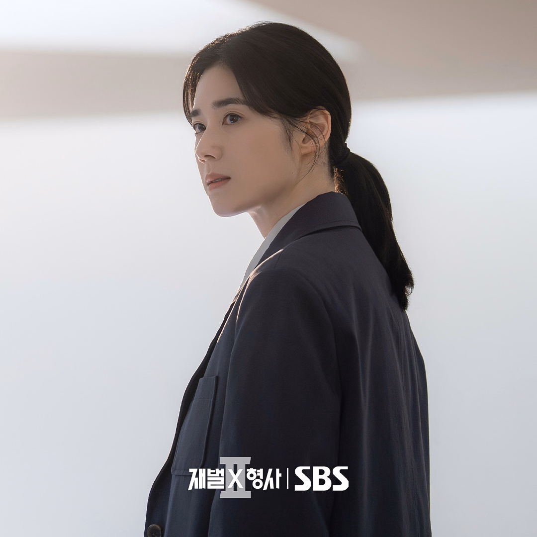 The complex emotional exchange between Jung Eun Chae and Yoo Seung Ho at the art exhibition