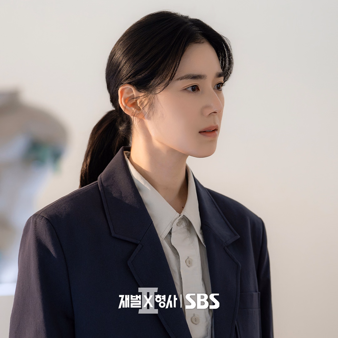 Jung Eun Chae as detective Joo Hye Ra visiting the art exhibition with complex emotions