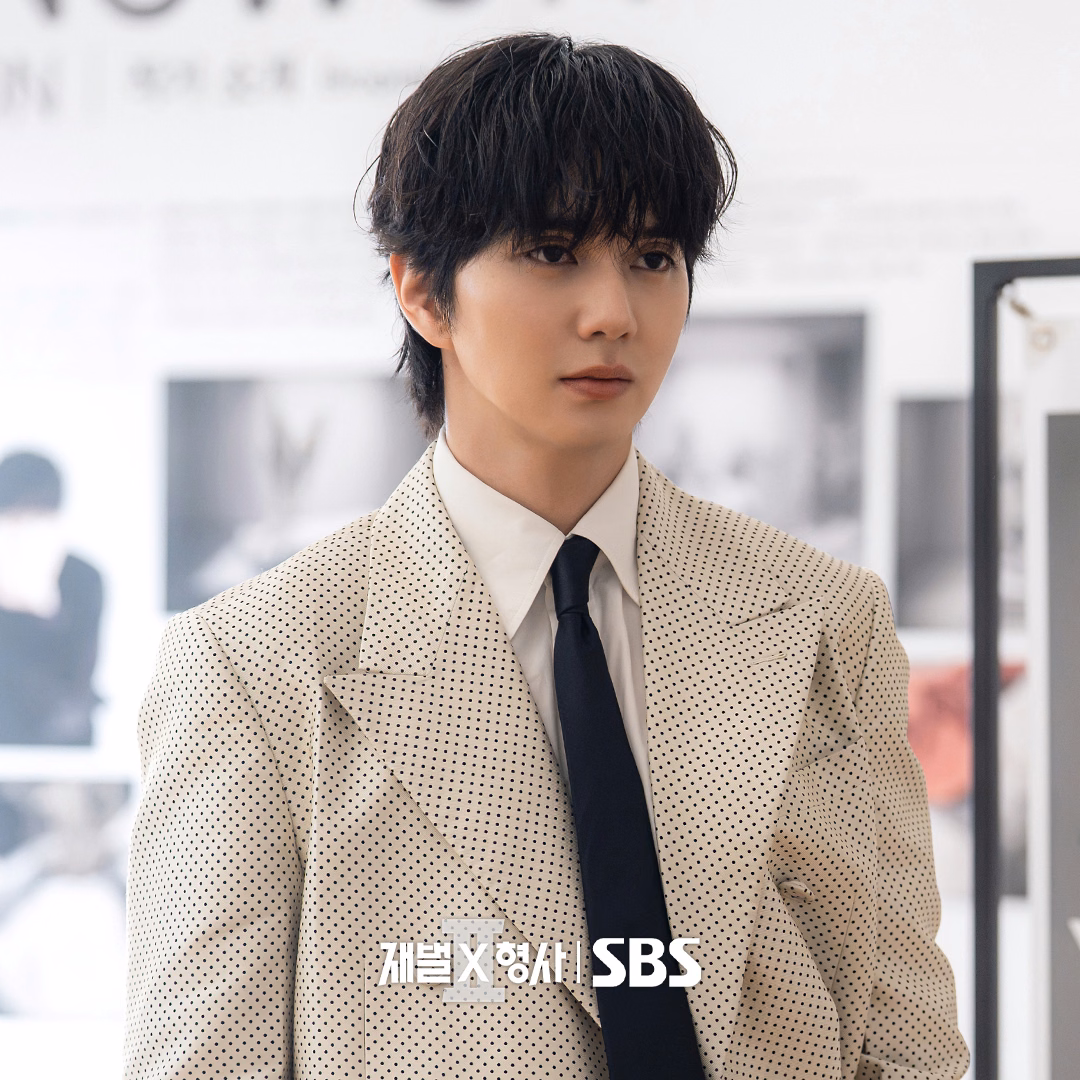 Yoo Seung Ho as sculptor Yoo Sung Won watching Joo Hye Ra at his exhibition