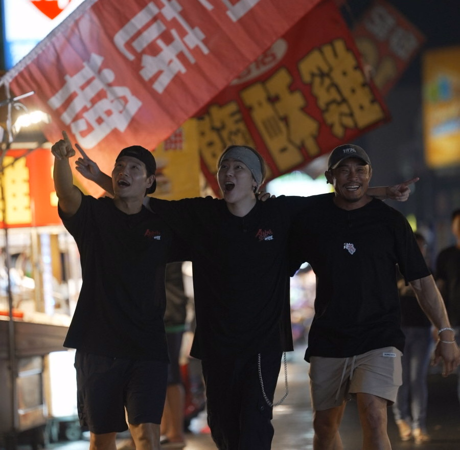 Zico and cast members exploring Taiwan together