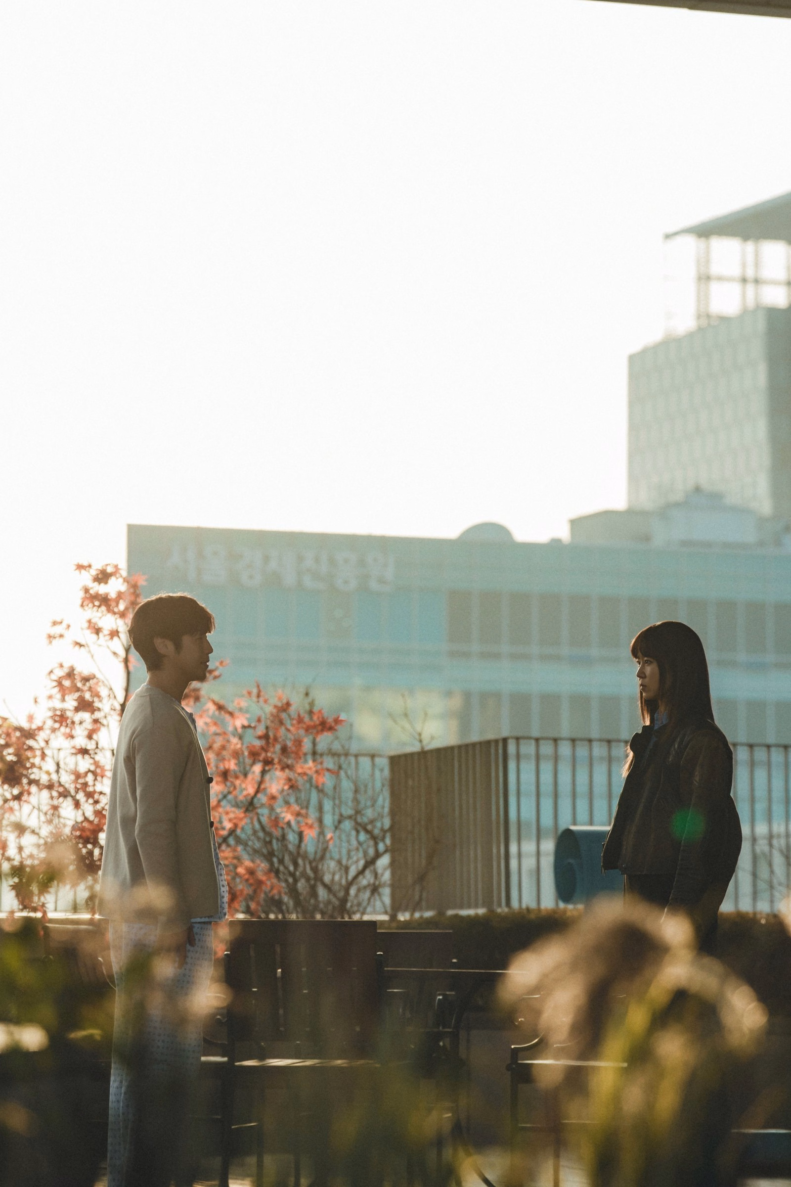 Jung Jun Won's character reaches out to Kong Hyo Jin in a moment of crisis