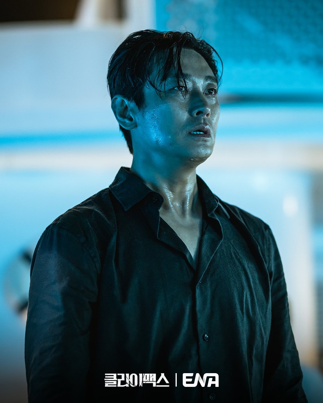 Ju Ji Hoon as Bang Tae Seop in a tense moment