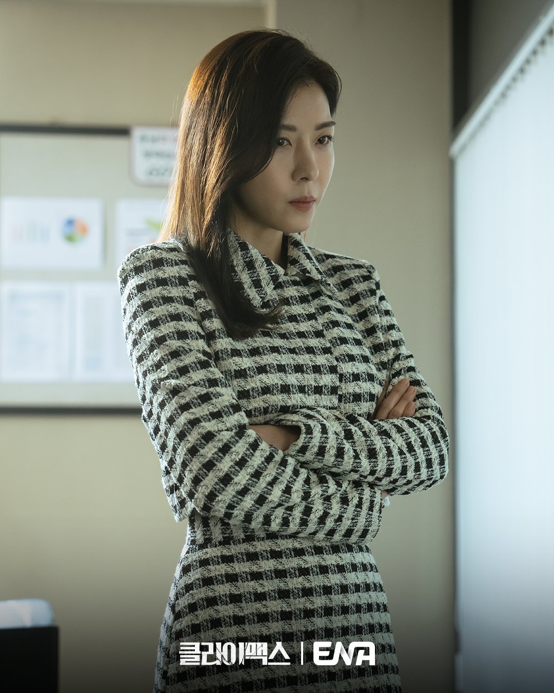 Nana as Hwang Jung Won under dazzling lights