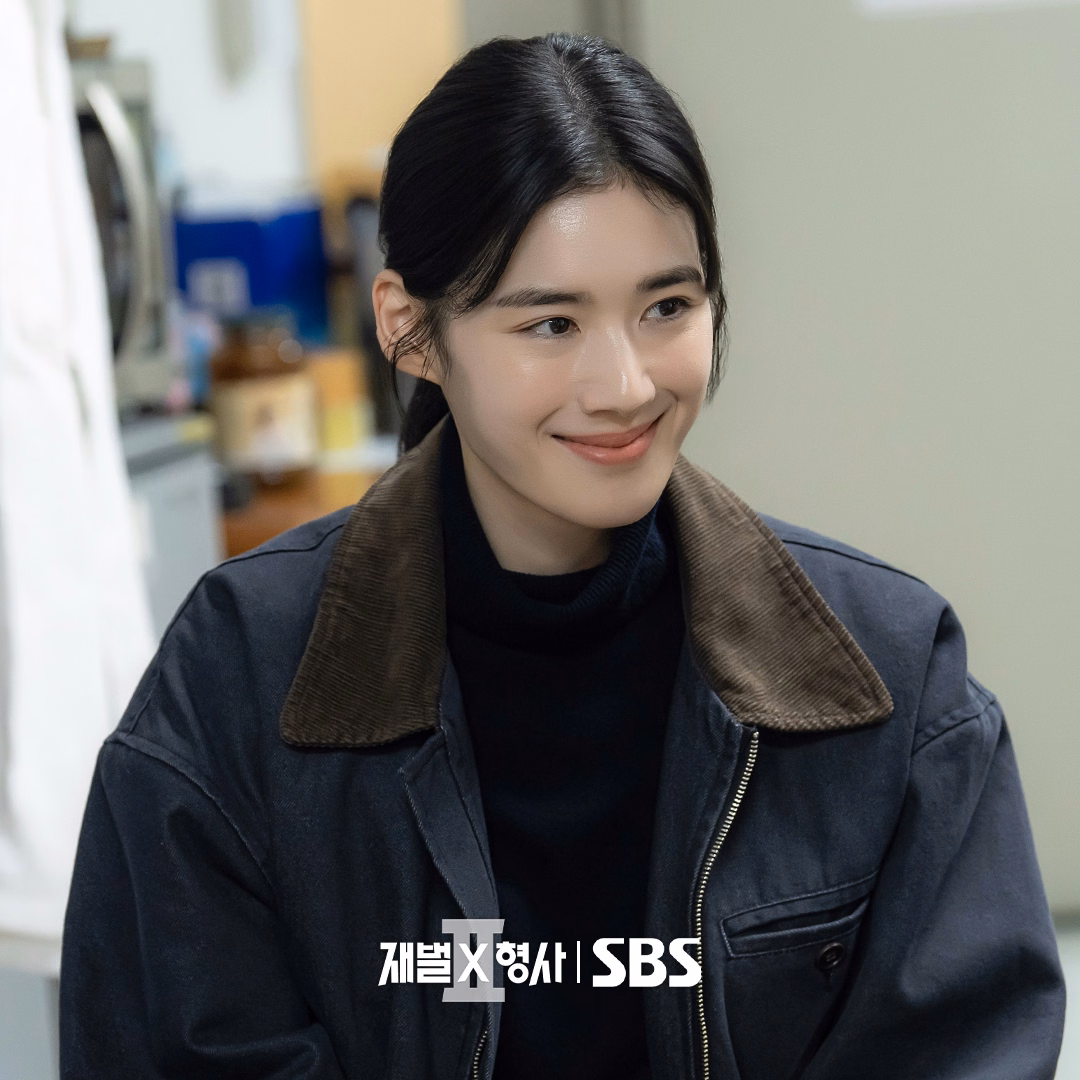 Joo Hye Ra observing Jin Yi Soo's investigative charm